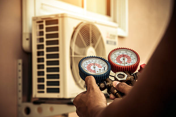 Professional Ac Installation technician working in Knoxville, IA
